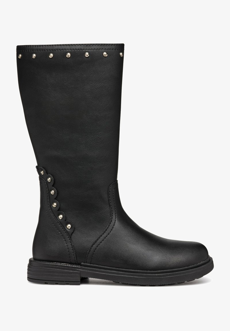Bottes noires montantes en simili cuir avec une texture lisse, accents cloutés sur le haut et un détail festonné sur le côté.