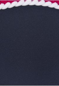 Tessuto blu navy con una texture liscia, adornato da un bordo intrecciato rosa e bianco lungo il bordo superiore.