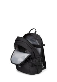 Mochila negra con un interior gris, varios compartimentos, bolsillos laterales de malla y costuras en contraste. Presenta correas ajustables y un asa superior.