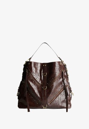 Borsa in pelle confinita color marrone, lucida, con stampa a pelle di coccodrillo e una forma morbida. Caratterizzata da hardware in tono dorato, numerose tasche con zip e una maniglia superiore.