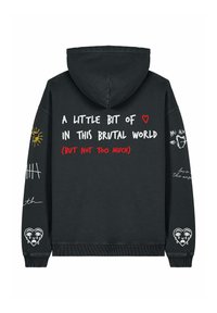 Juodas džemperis su kišene priekyje ir reguliuojamu gobtuvu. Ant nugaros ir rankovių yra balti ir raudoni užrašai bei įvairūs grafikos dizainai.