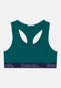 Teal sportsbra laget av mykt stoff, med racerback-design og et mørkeblått bånd med "Bench."-logo i hvitt.