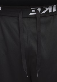 - Spodnie treningowe