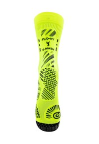 Calzino sportivo giallo neon con motivi neri testurizzati, tallone e punta rinforzati, e pannelli in rete per la traspirabilità. Progettato per le prestazioni.