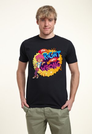 Sort bomulds t-shirt med farverig grafisk tekst "jeg RET du FORKERTE" og en illustreret karakter, kortærmet og med klassisk pasform.