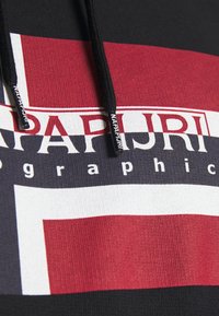 Czarna bluza z kapturem z dużym wzorem graficznym z czerwonymi, białymi i granatowymi paskami oraz logo „NAPAPIJRI” w pogrubionym kroju pisma. Tkanina o fakturze.