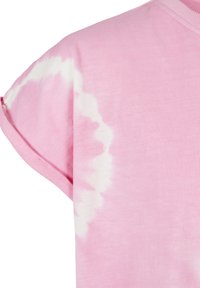 Rosa batik t-shirt med korta ärmar, med en mjuk bomullstextur och ett vitt spiralmönster på axelområdet.