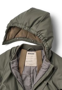 Oliivinvihreä vedenpitävä takki, jossa huppu, jonka sisäpuoli on fleeceä, ja ruskeat yksityiskohdat. Sisäpuolella on ruudullinen vuori ja merkki, jossa on logotiedot.