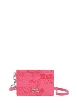 Tarjetero rosa de Bimba Y Lola con estampado estilo graffiti, logo plateado y correa de muñeca desmontable sobre fondo blanco.