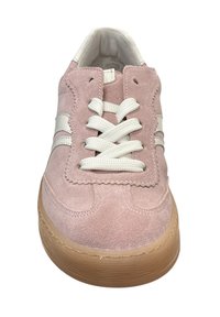 Roze suède sneaker met witte veters, gegolfde rand en tweekleurige zijstrepen. Voorzien van een zool van gumrubber en een gestructureerd bovenwerk.