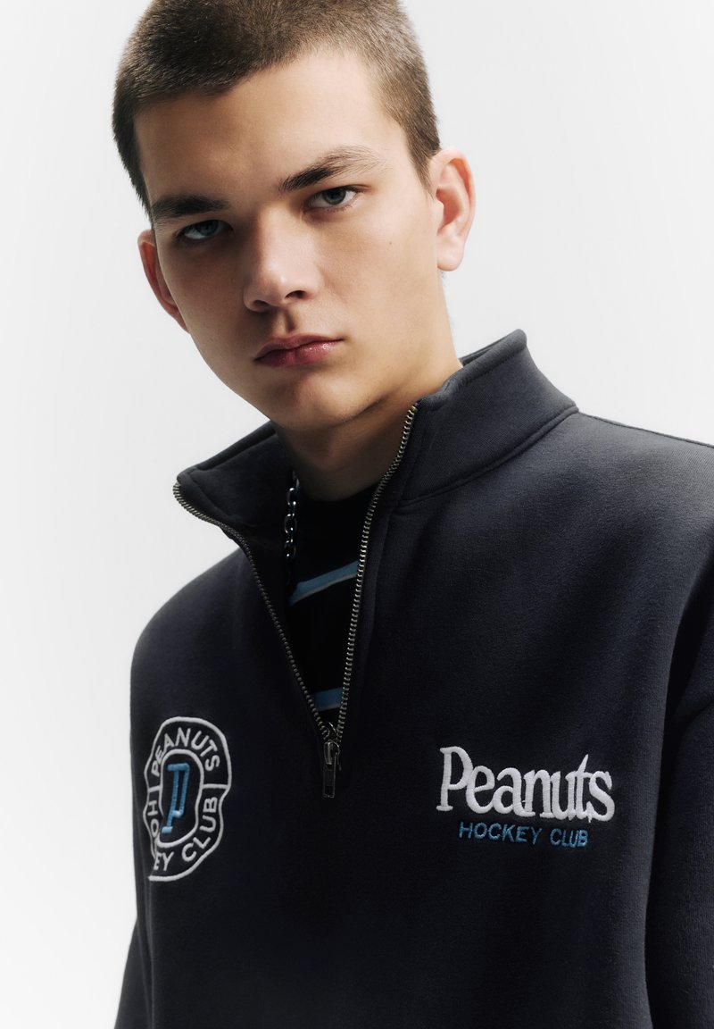 Belle Femme Brune En Pull Bleu Décontracté Avec Maquillage Lumineux Et