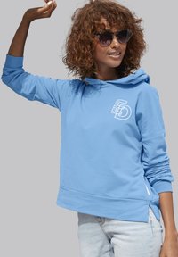 Helltürkiser Hoodie mit einer frontalen Tasche, gerippten Bündchen und einem kleinen weißen Logo auf der Brust. Weicher Stoff mit lockerer Passform.