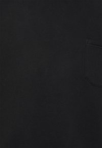 Camiseta de algodón negra con cuello redondo y mangas cortas, que cuenta con un pequeño bolsillo en el lado izquierdo. Textura suave, sin patrones.