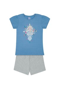 Camiseta de algodón azul con mangas cortas abullonadas que presenta un gráfico de un personaje con un vestido azul claro, combinado con pantalones cortos de algodón grises.