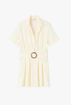 Robe à manches courtes et à boutons en crème pâle avec une jupe plissée, dotée d'une taille ceinturée et d'une boucle ronde en style écaille de tortue.
