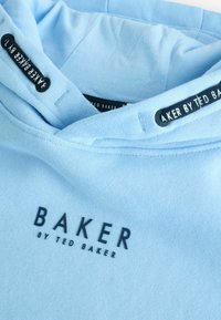 Hoodie u boji neba s crnim tekstom "BAKER BY TED BAKER", mekana tkanina, kengurska džep i kapuljača s podesivim šnurama.