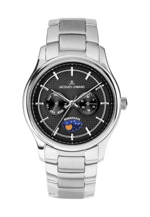 Reloj de pulsera de metal plateado con esfera negra texturizada, subesferas de fecha y día, indicador de fase lunar y la marca "Jacques Lemans."