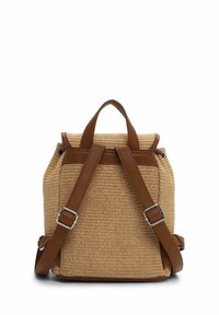 Zaino in tessuto intrecciato color sabbia con dettagli in pelle marrone e spallacci regolabili. Presenta una superficie texture e un piccolo manico superiore.