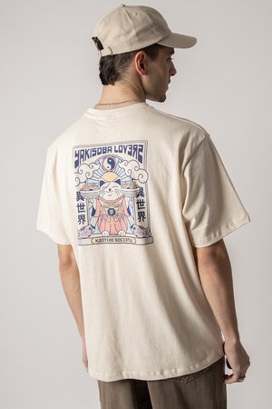 T-shirt en coton crème avec un design graphique coloré au dos, représentant un chat tenant des plats, rehaussé de motifs de nuages.