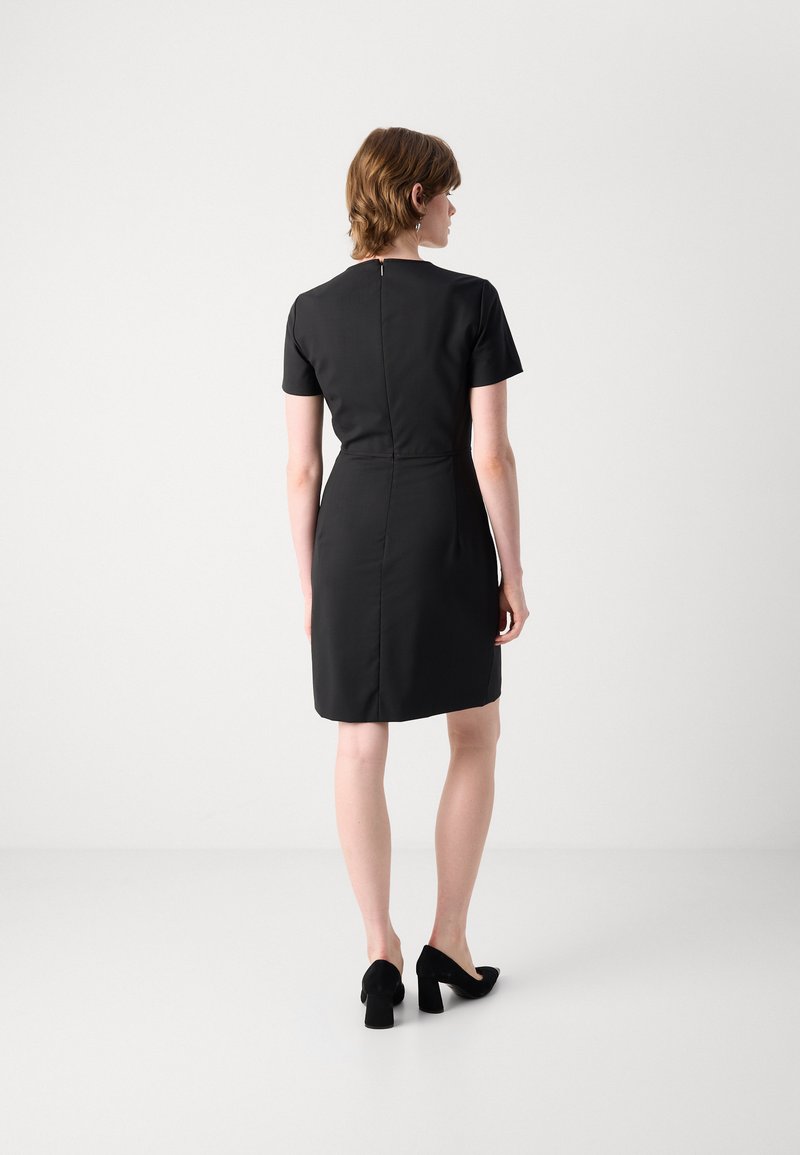 Robe Fourreau En Velours Noir HUGO BOSS Didani - Taille US 4 (IT 40), Sans Manches, Neuf Avec étiquettes