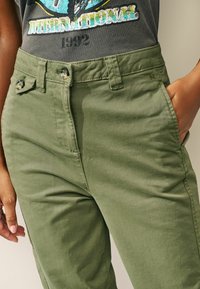 Next REGULAR FIT - Hlače chino - khaki green