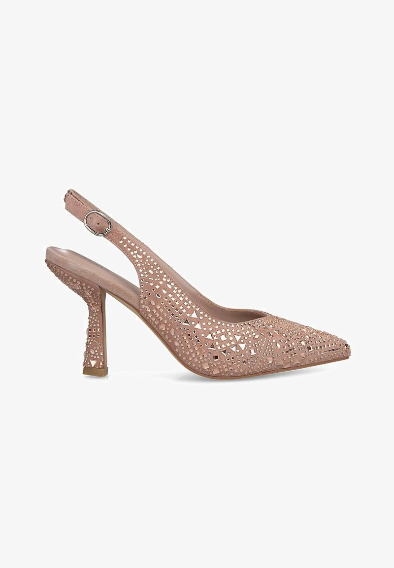 Chaussure à talon haut rose en daim avec bride arrière, bout pointu, découpes géométriques et clous décoratifs sur la tige et le talon.