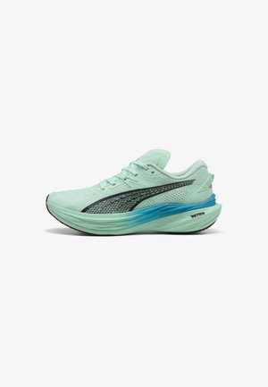 Baskets de course vert clair avec tige en mesh, bande noire et détails bleus sur la semelle. Comprend des lacets et une semelle intermédiaire rembourrée.