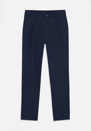 Pantalones azul marino con cierre de botón, frente con pliegues y bolsillos laterales. Fabricados en una tela suave con corte de pierna recta.