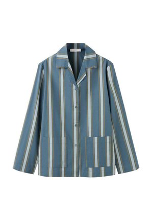 Blauw-grijs gestreept overhemd met lange mouwen, knoopsluiting, kraag en twee voren zakken, plat neergelegd op een witte achtergrond.