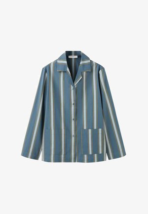 Blauw-grijs gestreept overhemd met lange mouwen, knoopsluiting, kraag en twee voren zakken, plat neergelegd op een witte achtergrond.