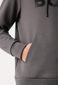 BOSS SOODY TAPE LOGO - Džemperis su gobtuvu - dark grey