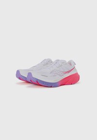 Weiße Laufschuhe mit rosa und lila Sohlen, ausgestattet mit einem Mesh-Obermaterial, strukturierten Akzenten und einem schnittigen Design.