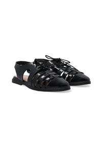 Zwarte sandalen met een open achterkant, voorzien van een gespsluiting, glanzend leren afwerking, ronde neus en vetersluiting.