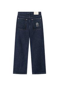 Jean en denim bleu foncé à jambes larges avec deux poches arrière, dont une poche avec un logo blanc brodé et du texte.