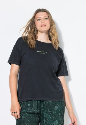 Schwarzes Baumwoll-T-Shirt mit kurzen Ärmeln und lässiger Passform, mit grüner Schrift, die sagt: "Schreib mir, wenn du zu Hause bist."