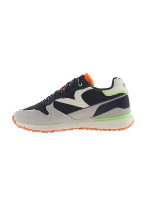 Zapatillas en navy y gris con acentos en naranja y verde; materiales de malla y ante; con cuello acolchado; suela de goma texturizada con patrones de tracción.