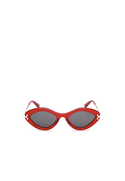 Červené sluneční brýle ve tvaru kočičích očí s černými čočkami, vyrobené z hladkého plastu. Mají zlaté kovové akcenty na spáncích.