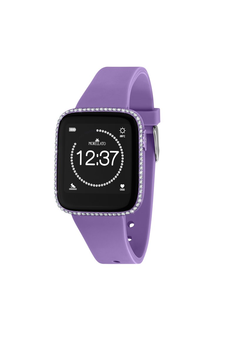 Orologio intelligente viola con un display nero, circondato da una fila di cristalli trasparenti. Presenta un cinturino in silicone con numerosi fori per la regolazione.