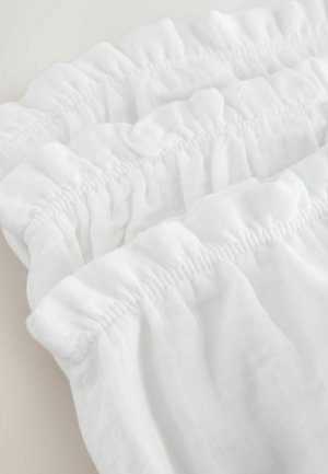 Valkoinen puuvillakangas, jossa on kerätty tekstuuri ja joustavat ruches-reunat. Pehmeä, kevyt materiaali, jossa on sileä pinta.