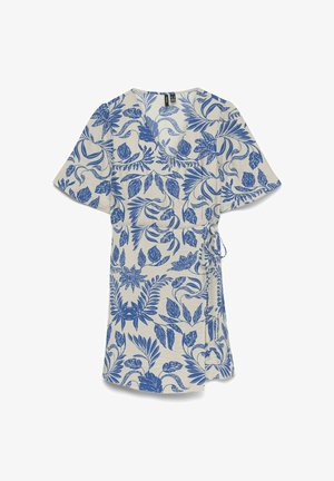 Korte roomkleurige wikkeljurk met blauw bloemenbladerenprint en korte wijde mouwen, gestrikt in de taille.