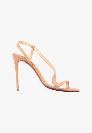 Beżowy sandał na wysokim obcasie z cienkimi paskami i otwartym noskiem, z wąskim obcasem szpilką i designem typu slingback.