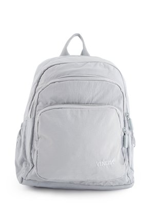 Lichtgrijze stoffen rugzak met twee ritsvakken, zijvak, bovenste handvat en "Venezia" logo op het voorvak.