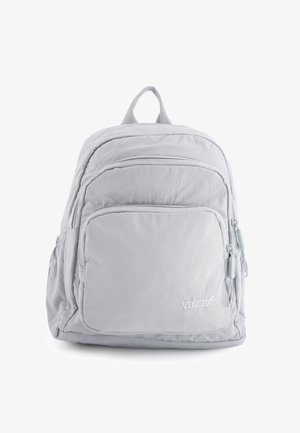 Lysegrå stofrygsæk med to lynlåslommer, sidelomme, håndtag på toppen og "Venezia"-logo på frontlommen.