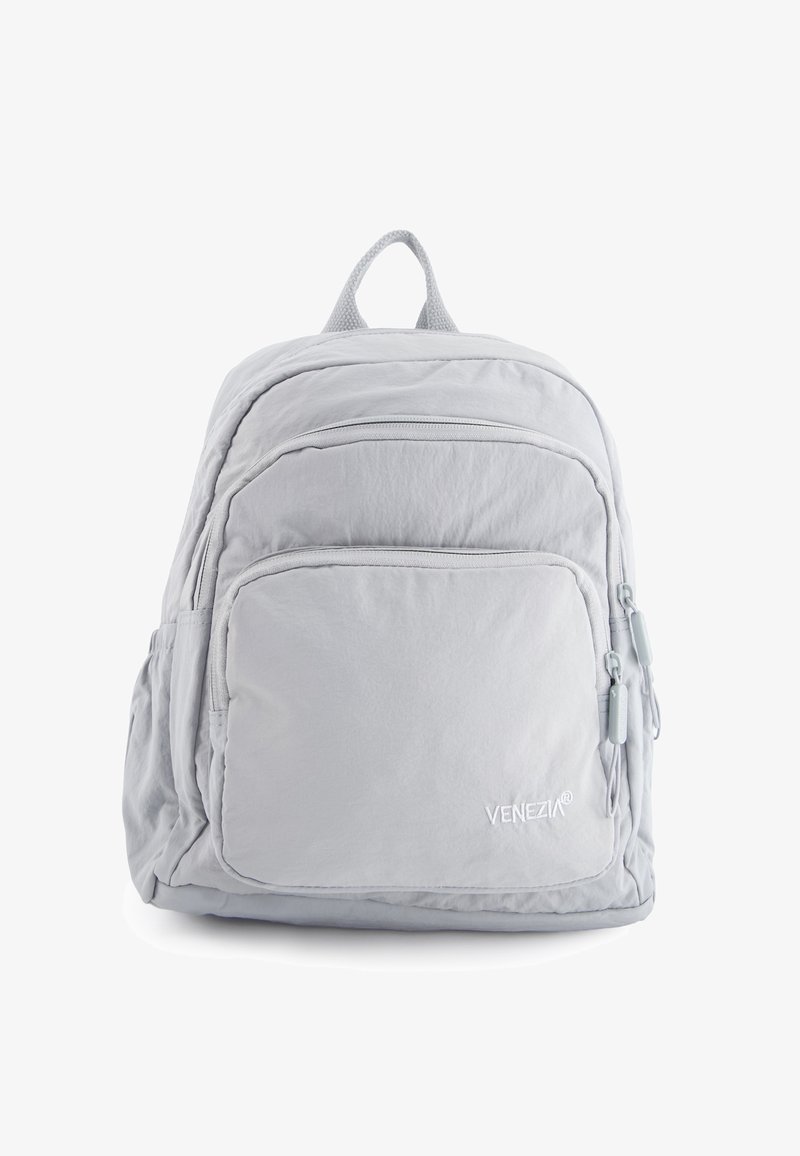 Lysegrå stofrygsæk med to lynlåslommer, sidelomme, håndtag på toppen og "Venezia"-logo på frontlommen.