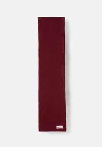 Burgundská rebrovaná šálka vyrobená z mäkkého materiálu, s malou bielou a červenou etikettou s logom "HUNTER" na jednom konci. Dlhý, obdĺžnikový tvar.