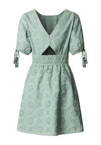 Lichtgroene jurk met oogjes bloemenpatroon, korte pofmouwen met touwtjes met kwastjes, elastische taille en knopen aan de voorkant over een uitgesneden detail.