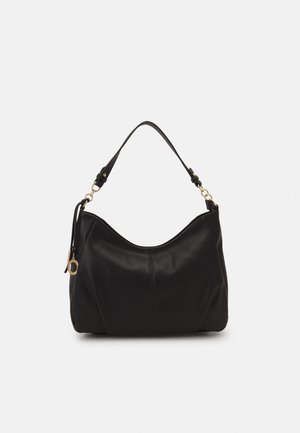 Sac à bandoulière en cuir noir avec une sangle courte, un charm anneau doré et un bord supérieur légèrement courbé sur un fond clair uni.
