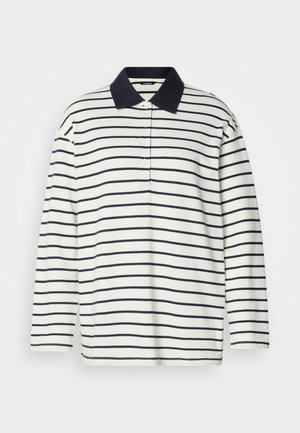 Polo à manches longues en blanc avec des rayures horizontales bleu marine, dotée d'un col bleu marine et d'une patte de boutonnage à cinq boutons. Tissu en coton doux.