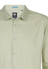 Camisa de botón de color verde claro en una mezcla de lino. Presenta un collar puntiagudo, placket frontal con botones y una tela suave y texturizada.