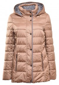 Beige pufferjakke med hætte, der har lynlås- og knaplukning, quiltet design og to sidelommer med grå accenter.